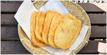 揚げたての油揚げをご試食提供しております。